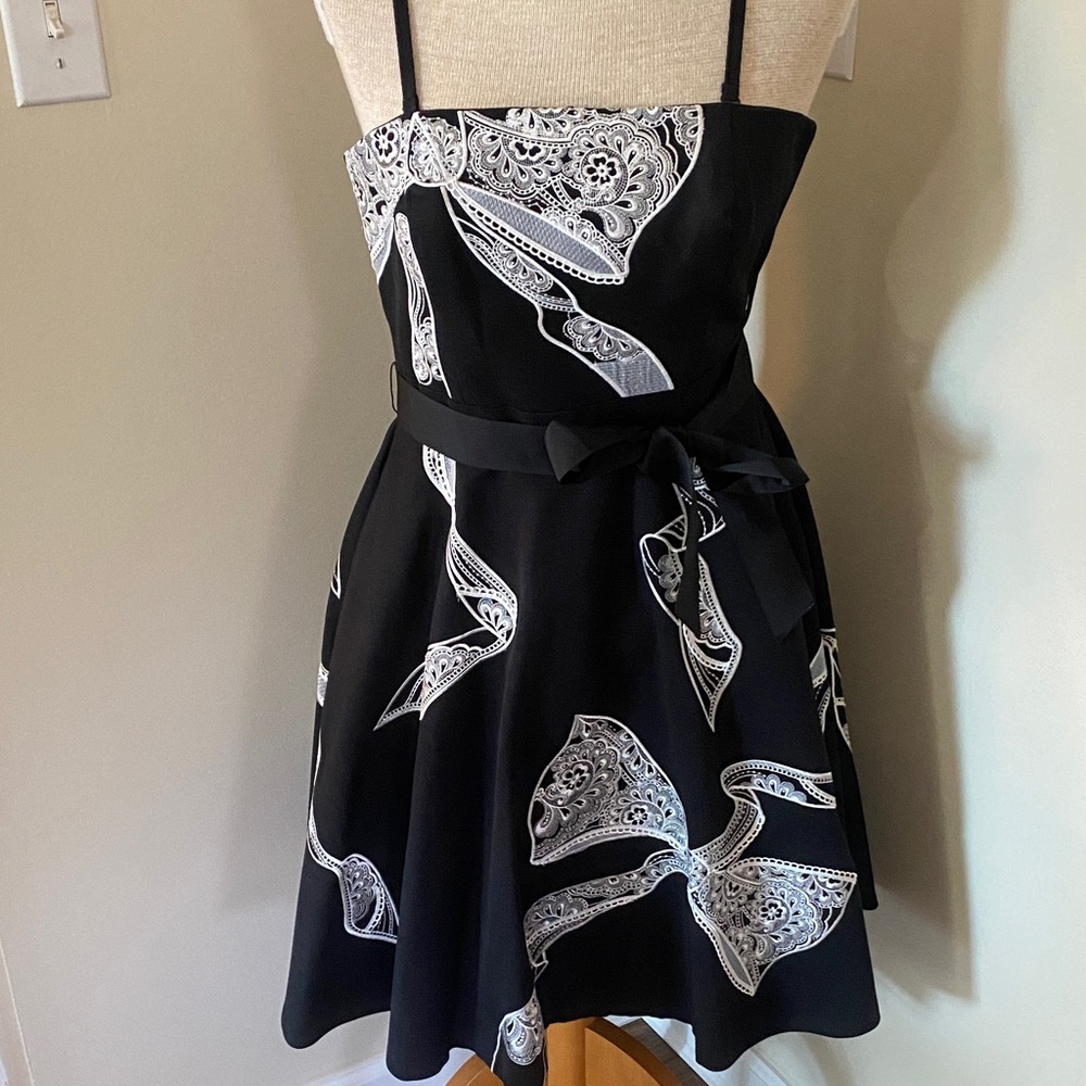 WHITE HOUSE BLACK MARKET AMAZING EMBROIDERED BOW BLACK STRAPLESS DRESS. Holiday